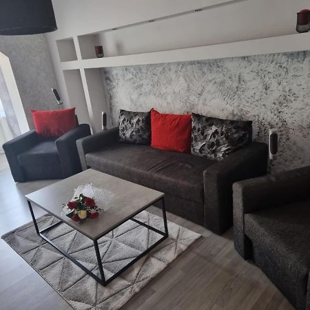 Clau Home Hunedoara Exteriör bild